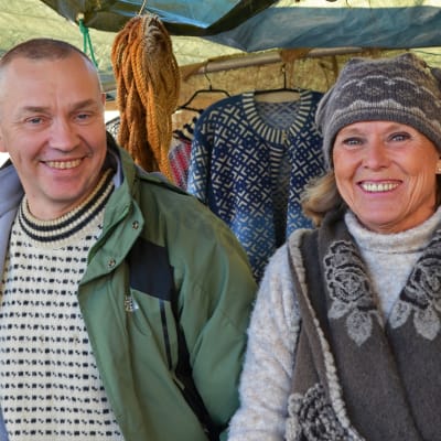 Krister Hellström och Baba Salakari är varmt klädda i ylletröjor och mössor på strömmingsmarknaden.