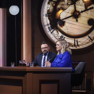 Riku Rantala ja Jenni Poikelus istumassa Hengaillaan pöydän takana.