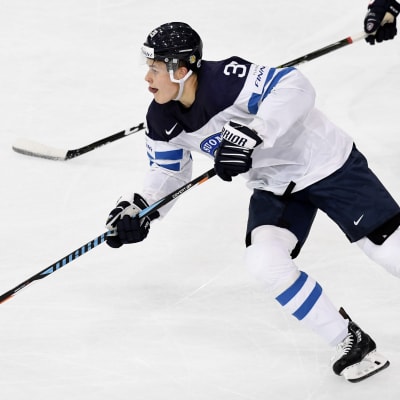 Jesse Puljujärvi med pucken