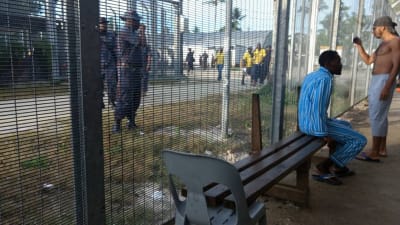 Polisen går in i flyktinglägret på ön Manus i Papua Nya Guinea.