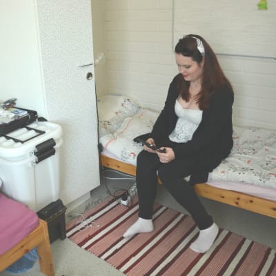 Johanna Skrifvars sitter på sängen i sitt rum på internatet i Gamla Vasa.