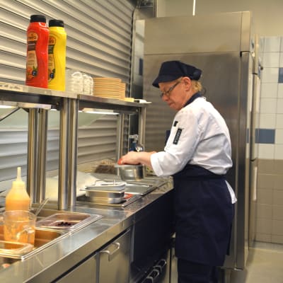 Lunchen förbereds vid centralköket i Houtskär.