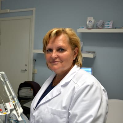 Jaana Sippus utbildar tandläkare i laseranvändning