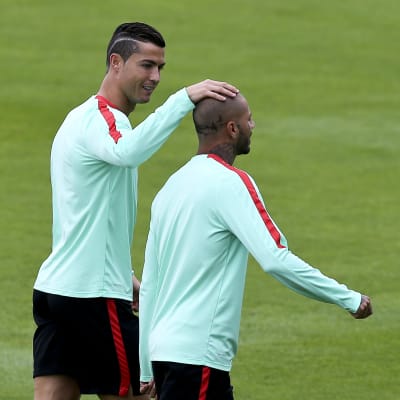 Cristiano Ronaldo satte den första straffen och Ricardo Quaresma sköt in den sista när Portugal slog Polen i kvartsfinalen. I kväll ställs de mot Wales.