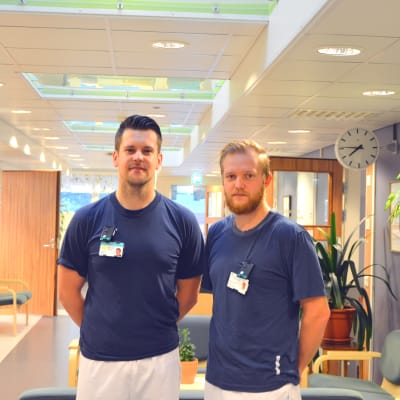 Röntgenskötare Emil Strandback och Robin Nordlund på Vasa centralsjukhus.