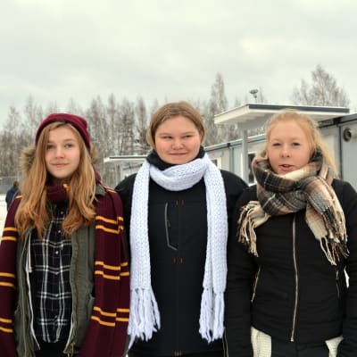 Tre elever på Lovisanejdens högstadiums skolgård