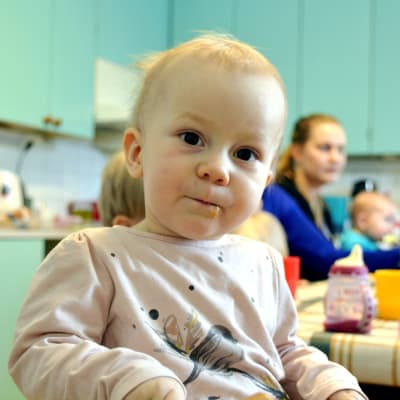 Barn på Pernå församlings klubb. Sitter vid matbordet.