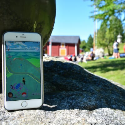 En smarttelefon med Pokémon GO på skärmen vid Brändö sund i Vasa