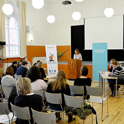 Debattävling i Vasa gymnasiums festsal.
