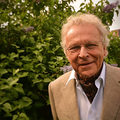 Herman Lindqvist framför en blommande syren, en av vegas sommarpratare 2014
