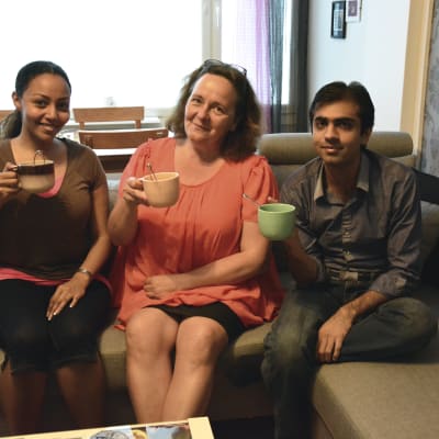 Shaima Majeed, Ritva Mertaniemi och Anas Ashfaq dricker te tillsammans