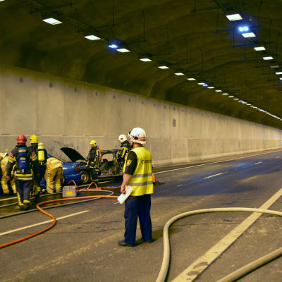 Simulerad bilolycka i Marknadsbackens tunnel