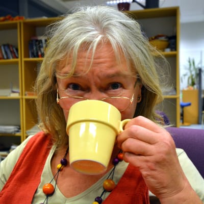 Ansiktsbild på Pia Abrahamsson när hon dricker kaffe.
