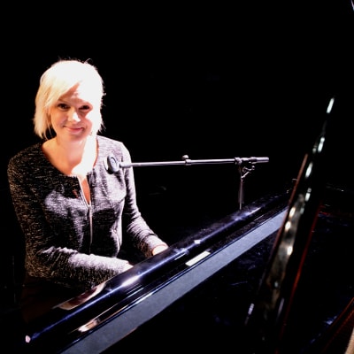 Sanna Nielsen vid ett piano.