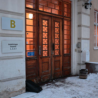 Ingången till ett av husen vid Vasa centralsjukhus psykiatriska enhet i Roparnäs i Vasa. Här inne startade en patient en brand, den manlige patienten avled som följd.