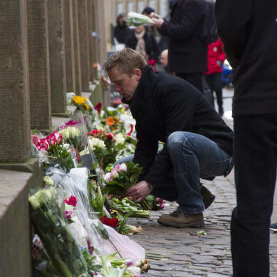 Blommor utanför synagogan i köpenhamn efter terrorattacken 15.2.2015