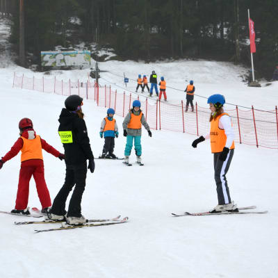 Skidskola i slalombacken