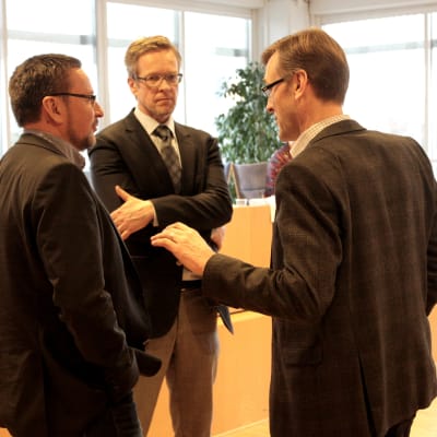 Pargas stadsdirketör Patrik Nygrén i diskussion med Ted Bergman och Mikael Holmberg