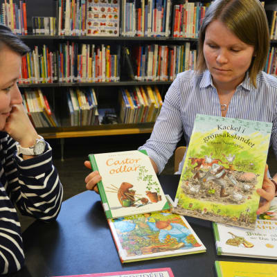 Bibliotekarier med barnböcker om odling