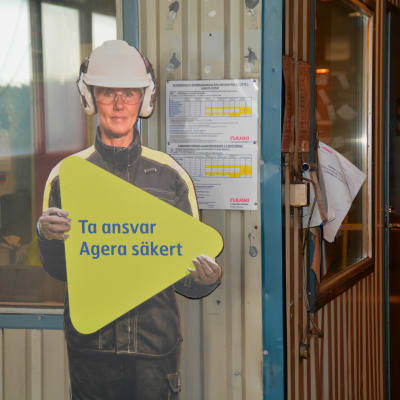 Pappdockor påminner om säkerheten på Ssab:s fabrik i Hangö.