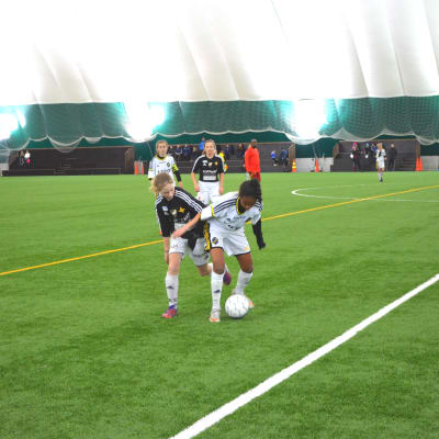 Fotbollsmatch, flickfotboll