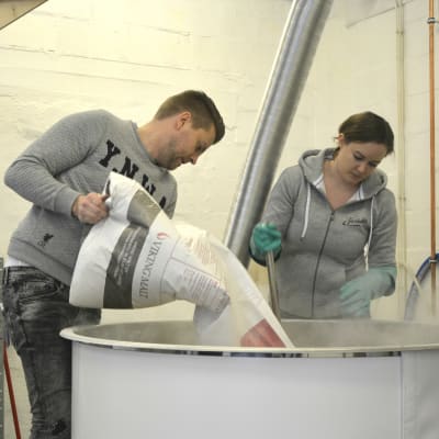 Daniel Löf och Pia-Maria Holkkola håller på med mäskningsprocessen på mikrobryggeriet Jacobstads.