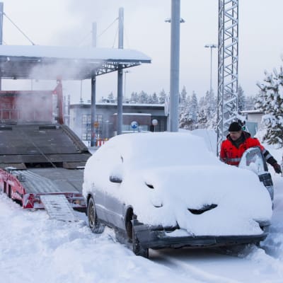 Bil som övergivits av asylsökande transporteras bort i Salla.