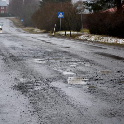 Den asfaltbelagda delen av Koskövägen i Kvevlax, Korsholm är full av gropar.