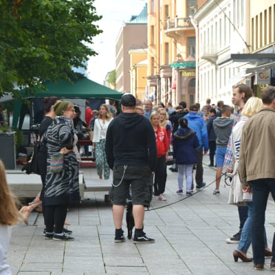 Vasa street food festival. Mycket folk på gågatan i Vasa.