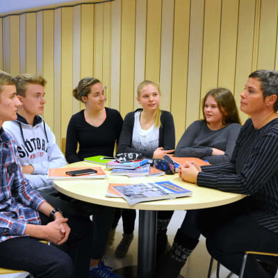 Elever på Vasa övningsskola diskuterar med elevhandledare Pamela Backholm.
