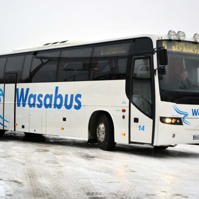 Buss som körs av bolaget Wasabus på en parkering. Vinter.