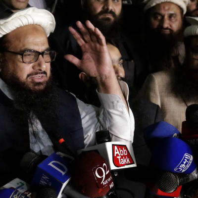 Den radikala religiösa ledaren Hafiz Zaaed anklagade USA för att han sattes i husarrest. Saaed talade med reportrar innan polisen for iväg med honom från en moské i Lahore