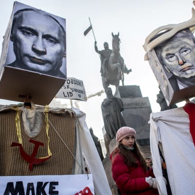 Donald Trump och Vladimir Putin häcklas på kvinnomarsch i Prag den 21 januari.