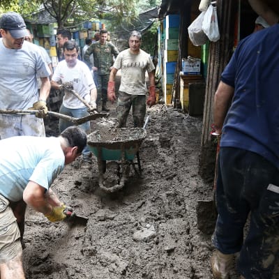 Chilensk militär röjer undan lera från ett bostadsområde i San José de Maipo, nära Santiago 26.2.2017