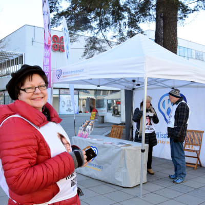 KD:s kampanjchef i Nyland Kristiina Drotár deltar i ett evenemang i Hagalund.