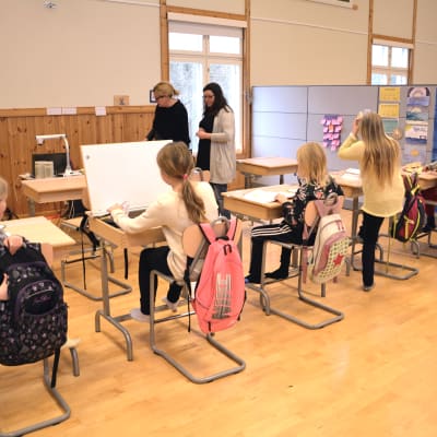 Elever jobbar under matematiklektion i Iniö skola.