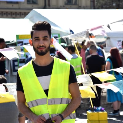 Mustafa Al-azzawi, 19 år, har nyligen fått sitt andra negativa besked på sin asylansökan. När demonstrationen på järnvägstorget fyller 100 dygn har han deltagit som frivillig i två dagar.