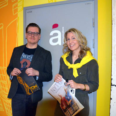 Å communications designer Sam Sihvonen och VD Sanna-Maria Sarelius utanför dörren till sitt kontor