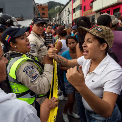 Personer protesterar på gatan i Venezuela.