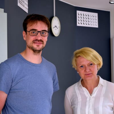 Sören Andersson och Yvonne Backholm på Mediacity står i en korridor och tittar in i kameran.