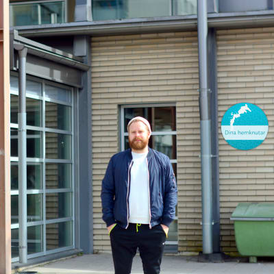 Jan Lindholm utanför simhallen i Vasa.