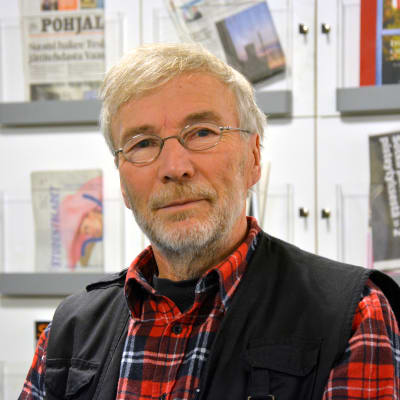 Peter Backa sitter i Yle Österbottens nyhetslandskap.