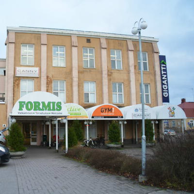 En bild på ett köpcentrum i Ekenäs som heter Formis. På köpcentret finns utmärkt vilka företag som verkar där.