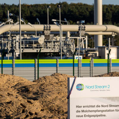 Gasledingar invid en skylt med texten Nord stream 2.
