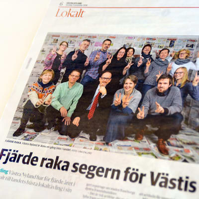 En bild av en tidningssida där en mängd människor ser glada ut. I rubriken till artikeln står det "Fjärde raka segern för Västis".