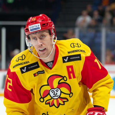 Marko Anttila glider på isen.