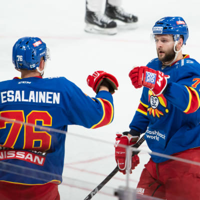 Kristian Vesalainen och Nicklas Jensen firar 19-åringens 2–1-mål.