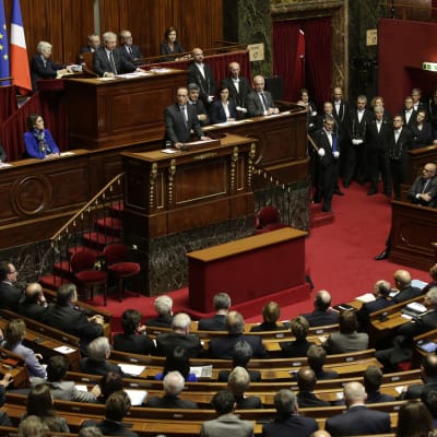 Frankrikes president Francois Hollande talar inför det franska parlamentets båda kamrar i Versailles.