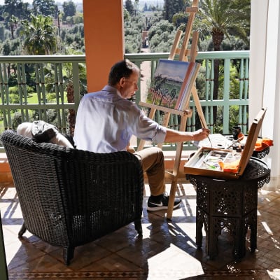 Andrew Marr maalaa Marrakeshissä
