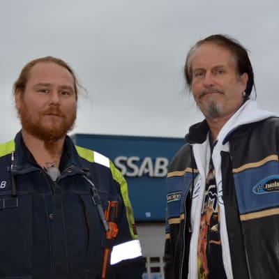 Jonas Gustafsson och Jarmo Peltonen utanför SSAB:s fabrik i Lappvik i Hangö. 